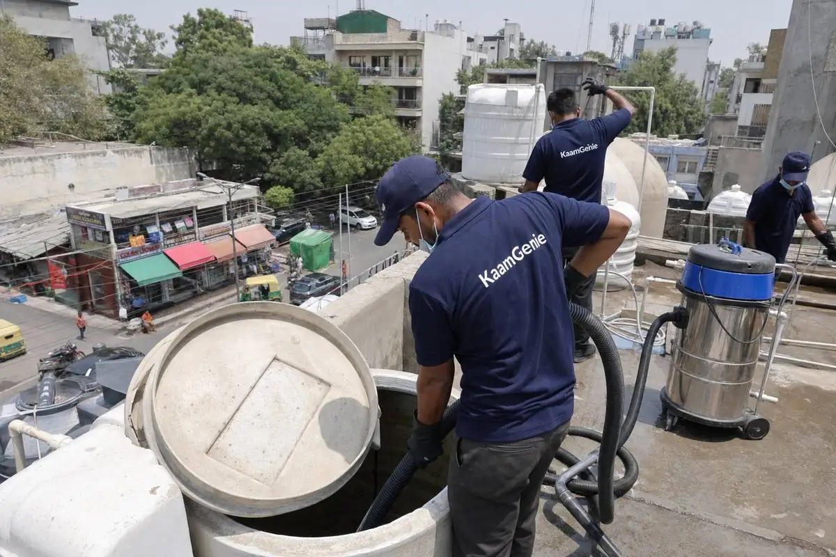KaamGenie crew cleaning a commercial water tank in Green Park, Delhi