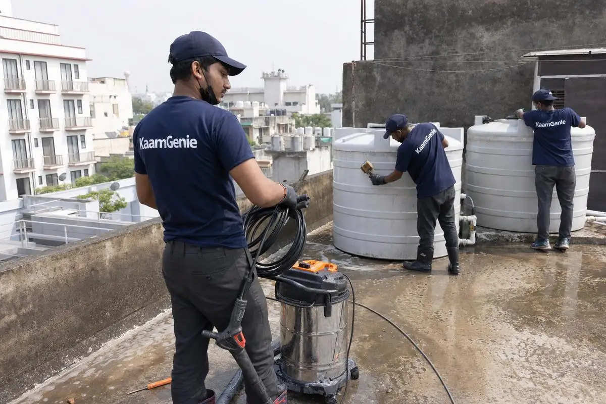 KaamGenie crew cleaning a commercial water tank in Kailash Colony, Delhi