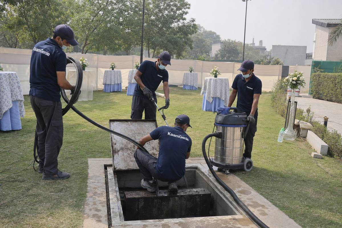 KaamGenie crew cleaning a commercial water tank in Sainik Farms, Delhi
