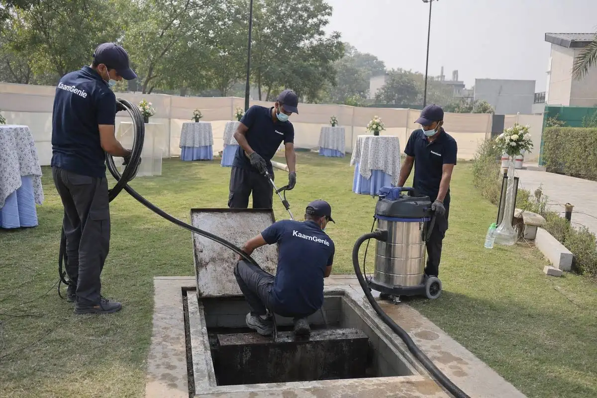 KaamGenie crew cleaning a commercial water tank in Sainik Farms, Delhi