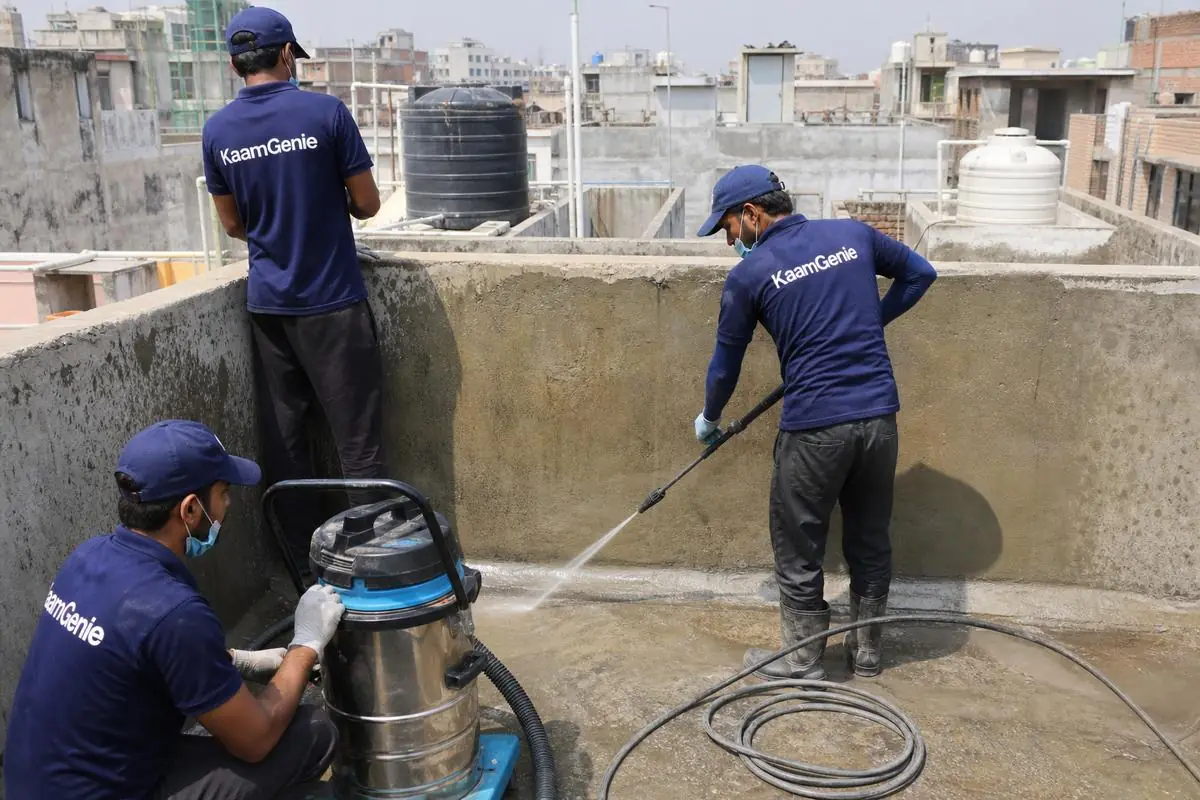 KaamGenie crew cleaning a overhead (rooftop) tank in Amar Colony, Delhi