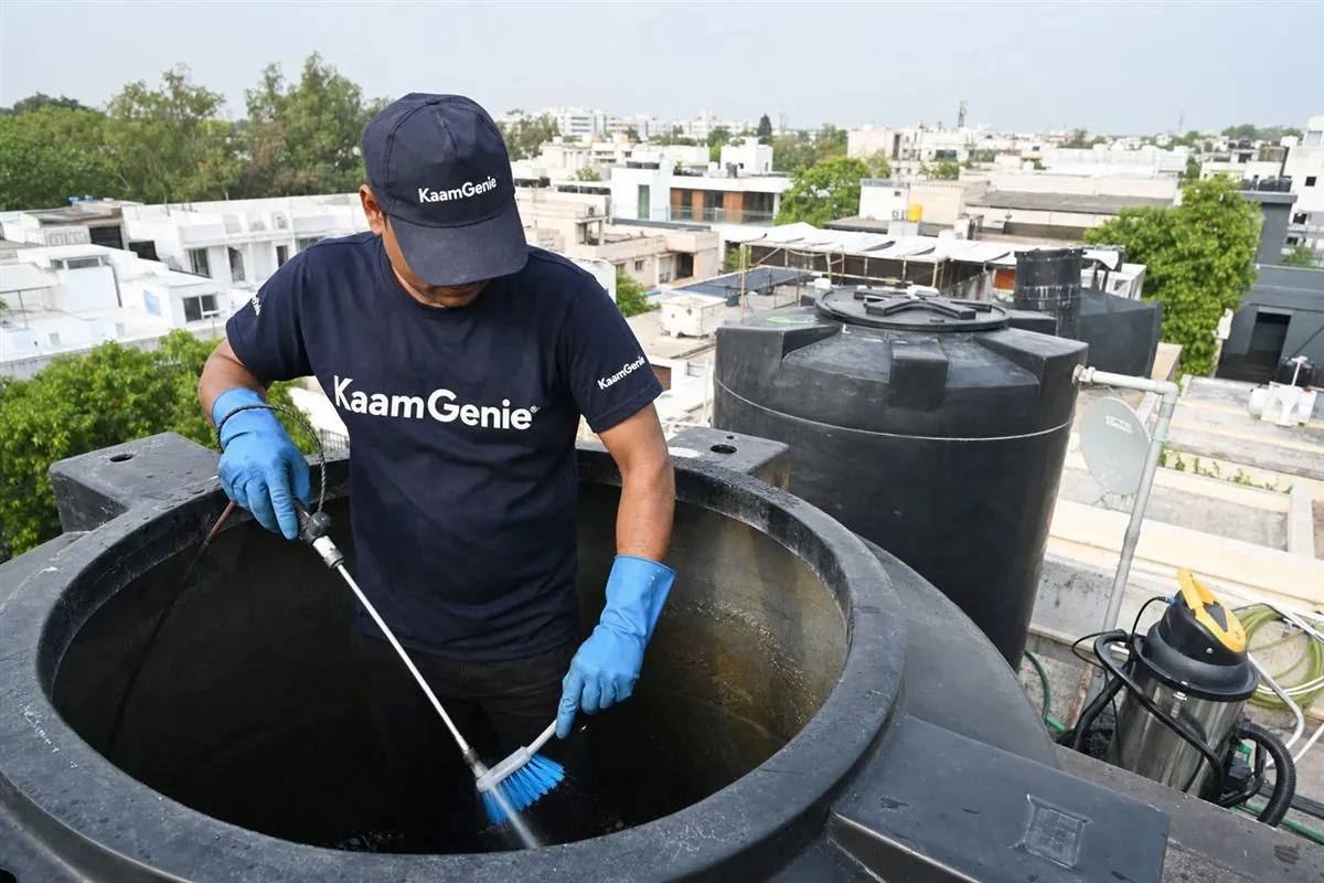 KaamGenie crew cleaning a overhead (rooftop) tank in Anand Niketan, Delhi