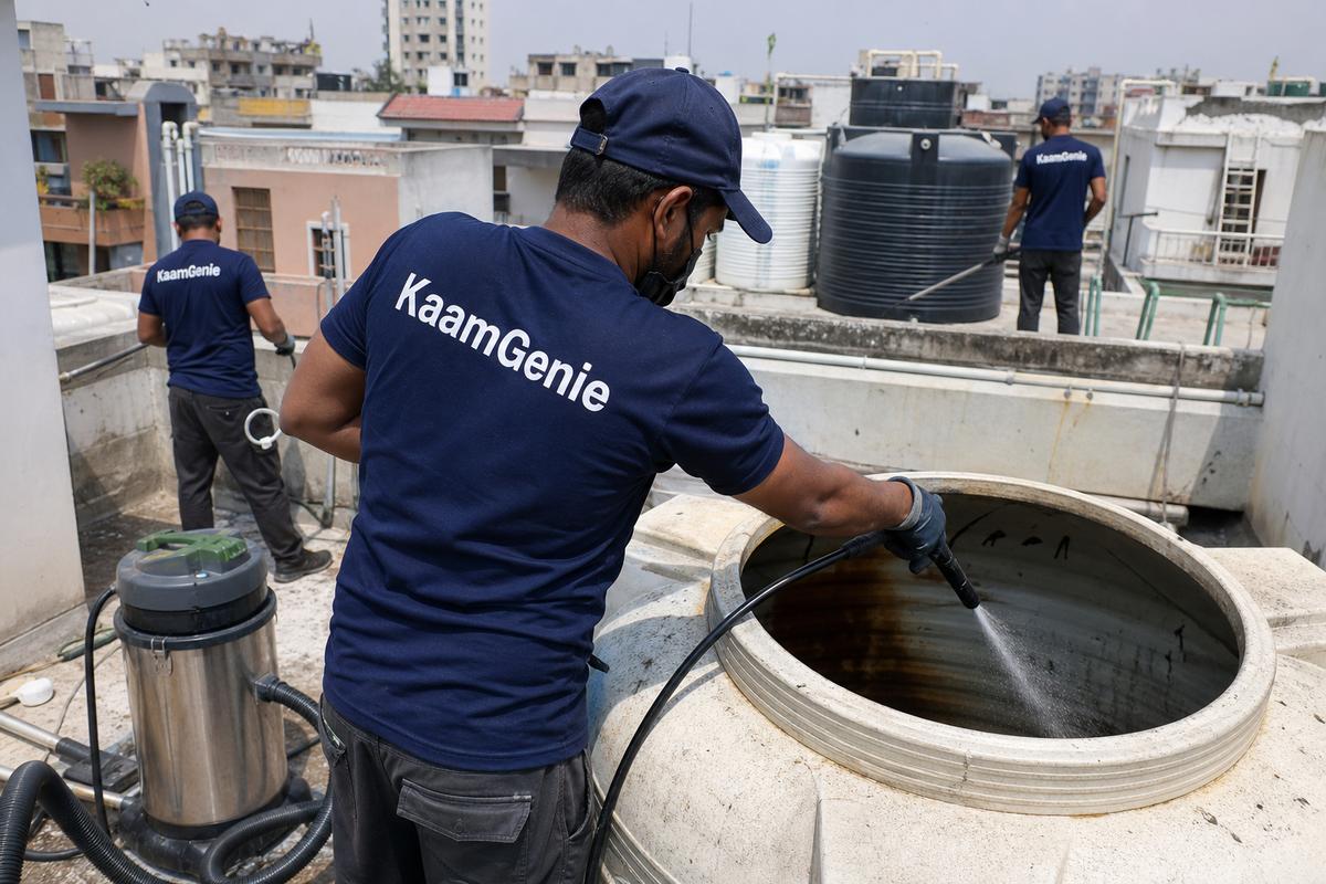 KaamGenie crew cleaning a overhead (rooftop) tank in Arjun Nagar, Delhi