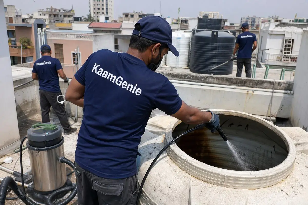 KaamGenie crew cleaning a overhead (rooftop) tank in Arjun Nagar, Delhi