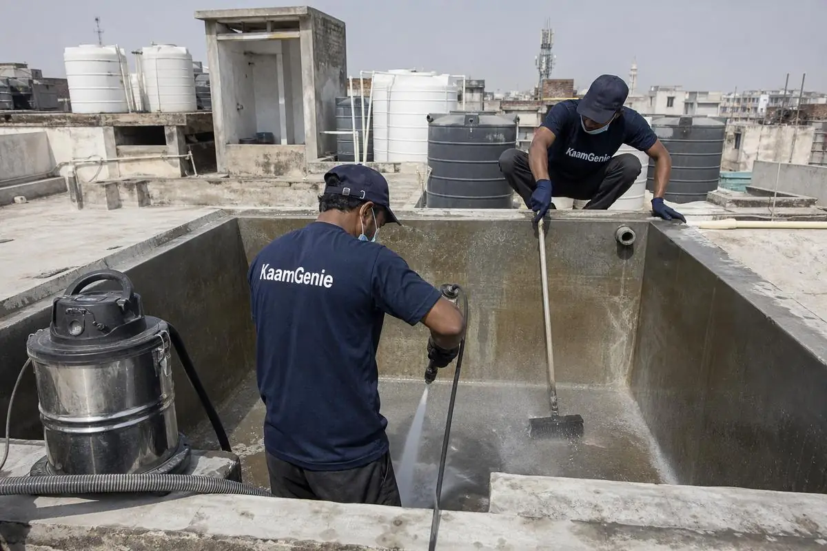 KaamGenie crew cleaning a overhead (rooftop) tank in Ashok Vihar, Delhi
