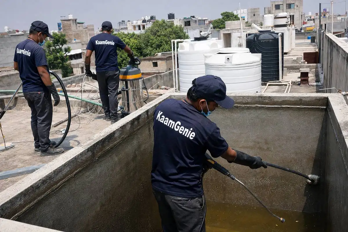 KaamGenie crew cleaning a overhead (rooftop) tank in Ber Sarai, Delhi
