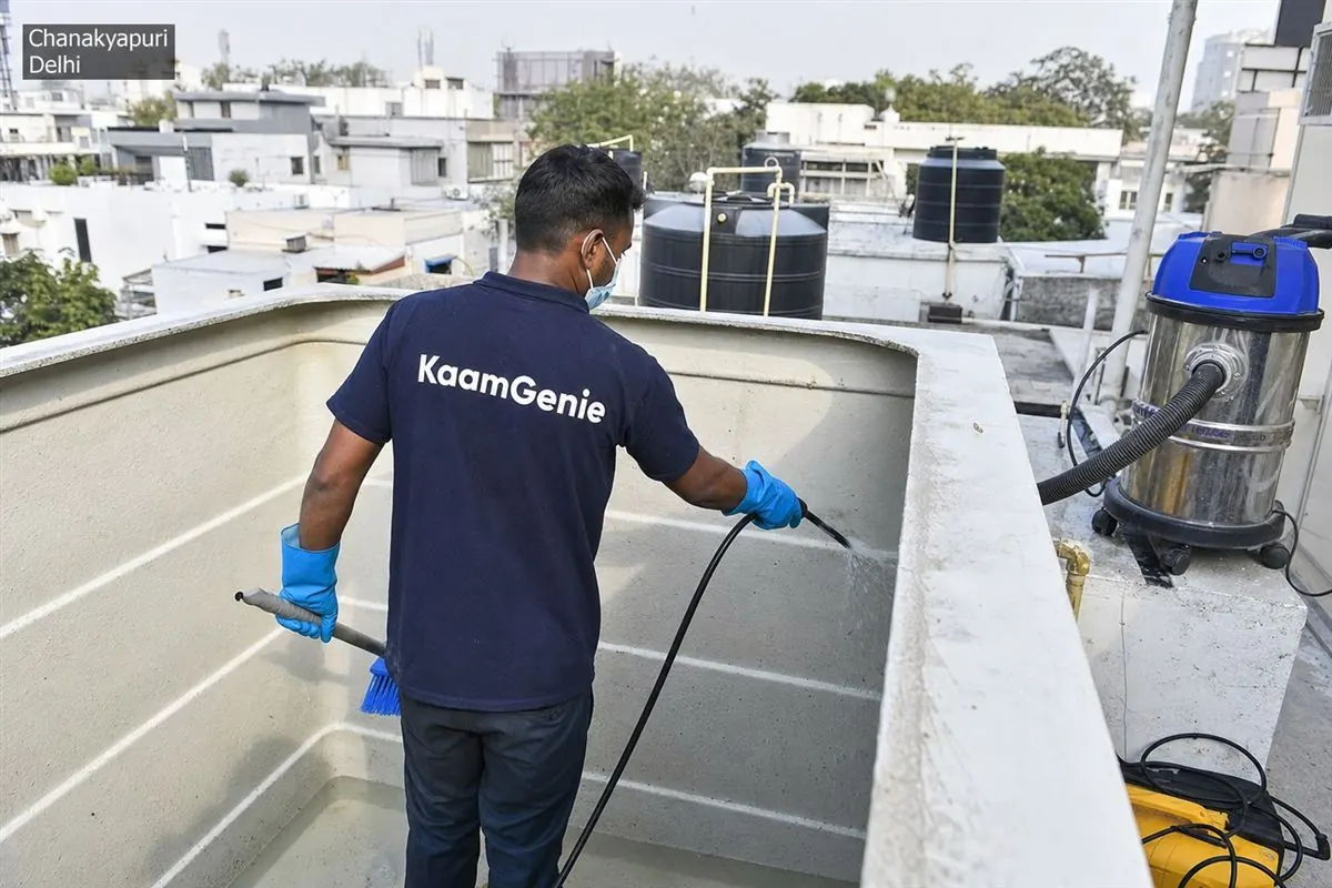 KaamGenie crew cleaning a overhead (rooftop) tank in Chanakyapuri, Delhi