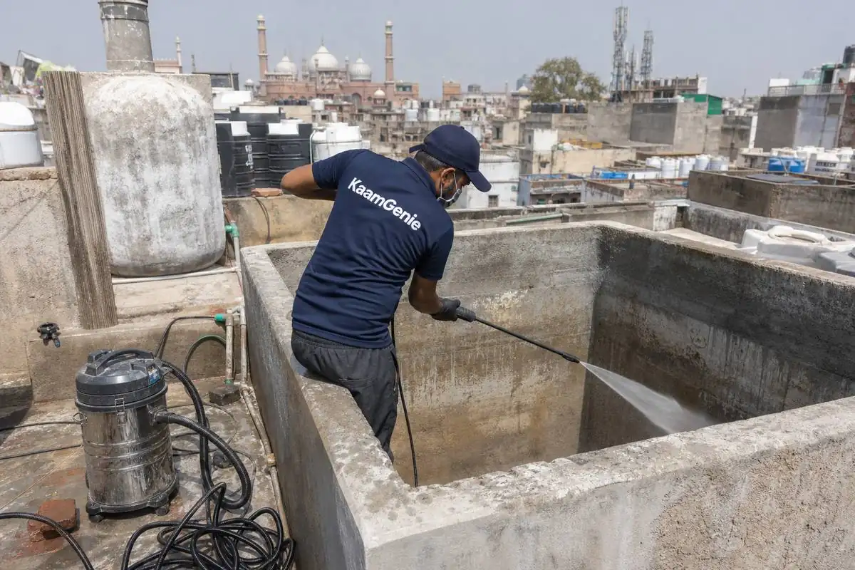 KaamGenie crew cleaning a overhead (rooftop) tank in Chandni Chowk, Delhi