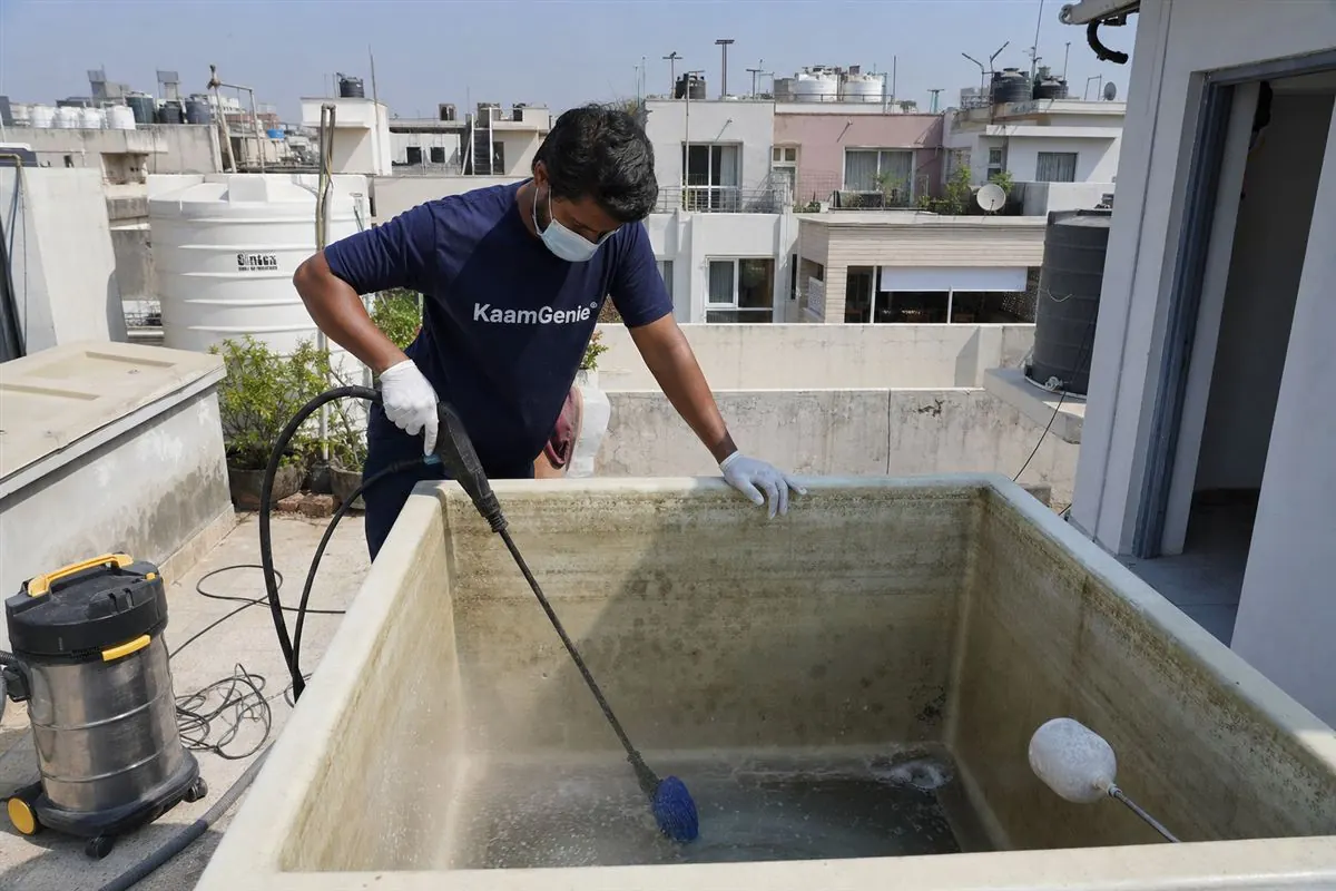 KaamGenie crew cleaning a overhead (rooftop) tank in CR Park, Delhi