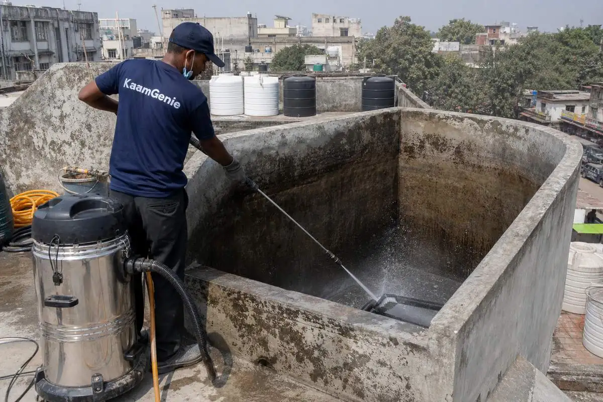 KaamGenie crew cleaning a overhead (rooftop) tank in Daryaganj, Delhi