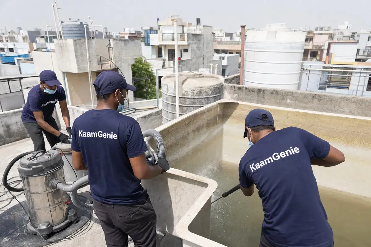KaamGenie crew cleaning a overhead (rooftop) tank in Freedom Fighter Enclave, Delhi