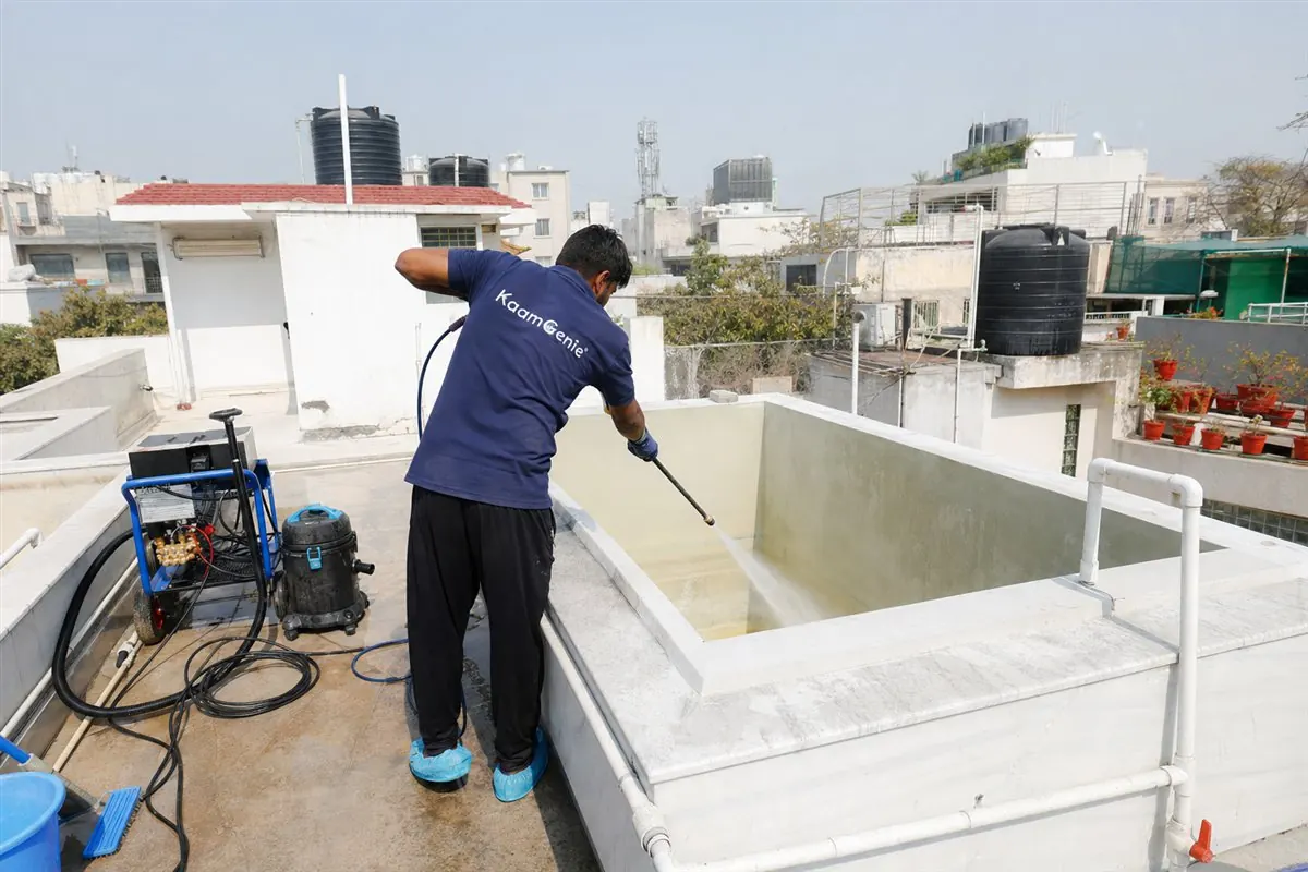 KaamGenie crew cleaning a overhead (rooftop) tank in Friends Colony, Delhi
