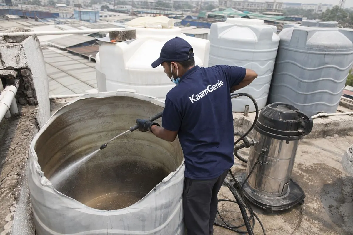 KaamGenie crew cleaning a overhead (rooftop) tank in Ghazipur, Delhi