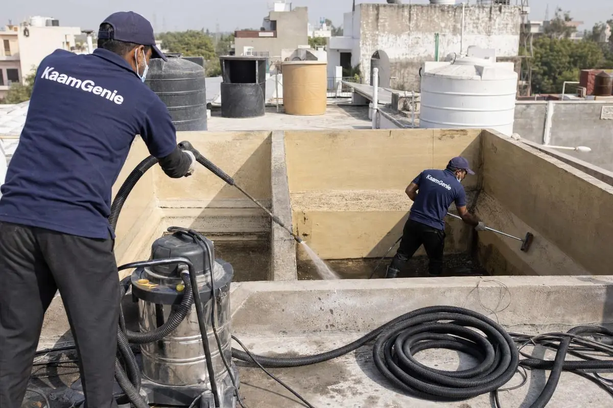 KaamGenie crew cleaning a overhead (rooftop) tank in Ghitorni, Delhi