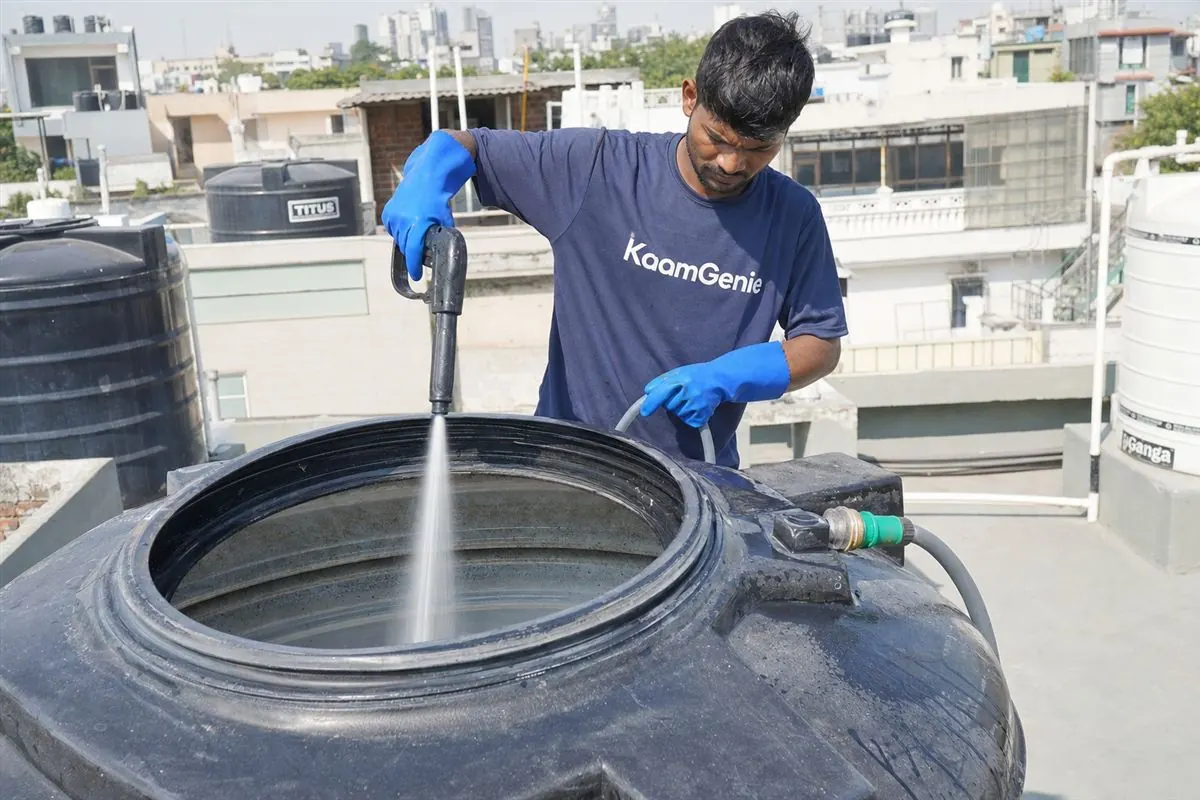 KaamGenie crew cleaning a overhead (rooftop) tank in Green Park, Delhi
