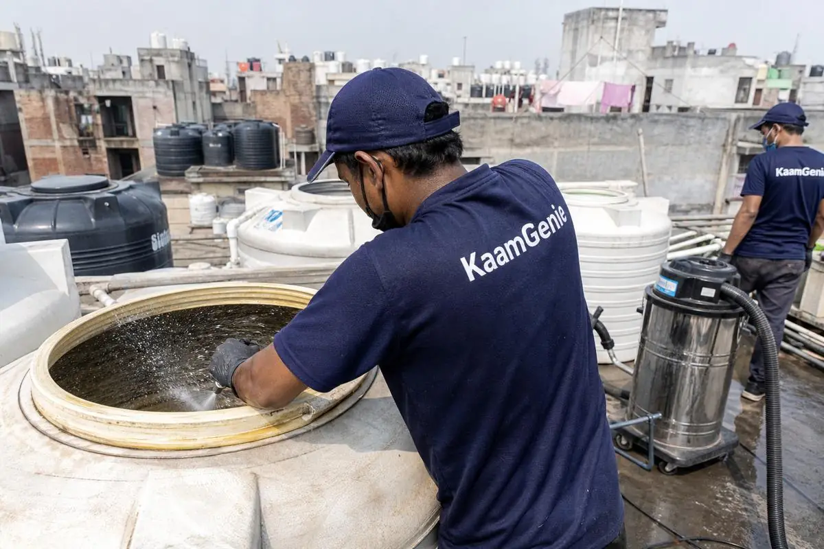 KaamGenie crew cleaning a overhead (rooftop) tank in GTB Nagar, Delhi