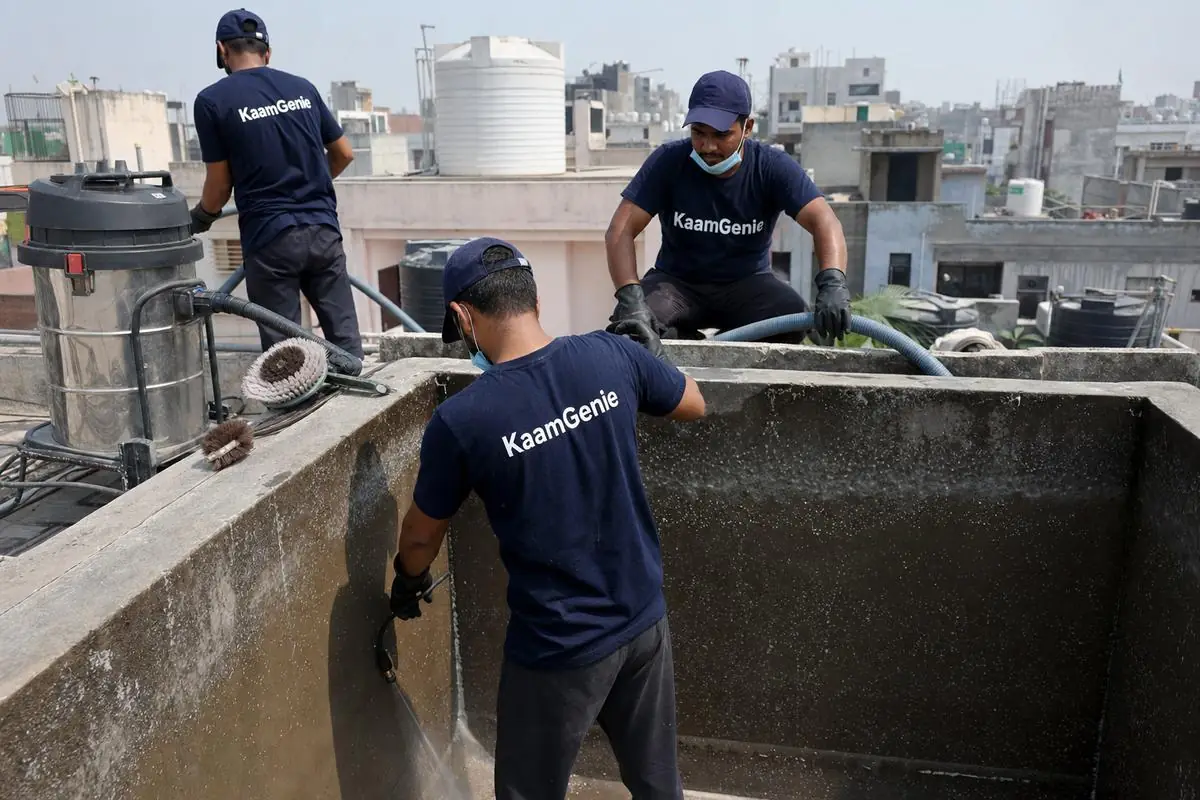 KaamGenie crew cleaning a overhead (rooftop) tank in Hamdard Nagar, Delhi