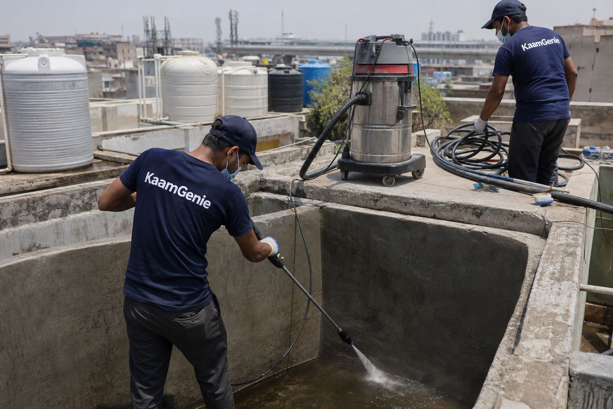 KaamGenie crew cleaning a overhead (rooftop) tank in Inderlok, Delhi