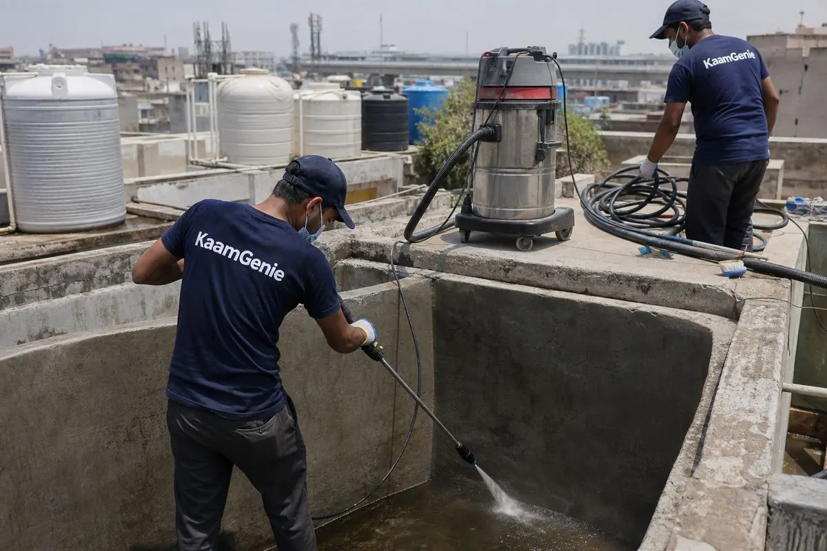 KaamGenie crew cleaning a overhead (rooftop) tank in Inderlok, Delhi