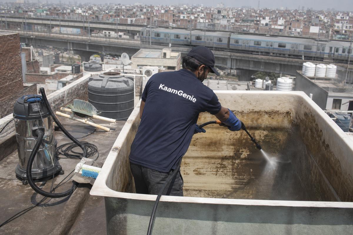 KaamGenie crew cleaning a overhead (rooftop) tank in Jafrabad, Delhi