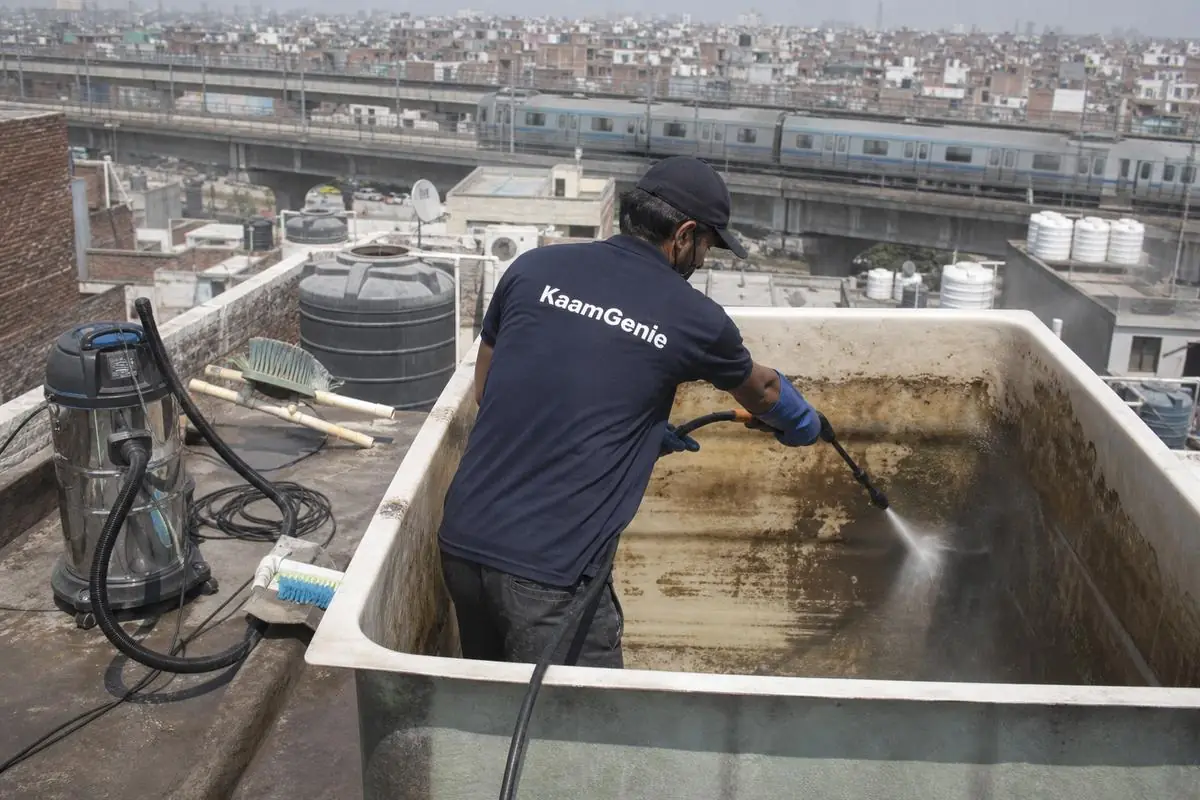 KaamGenie crew cleaning a overhead (rooftop) tank in Jafrabad, Delhi
