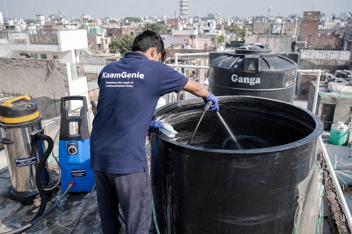 KaamGenie crew cleaning a overhead (rooftop) tank in Jamia Nagar, Delhi