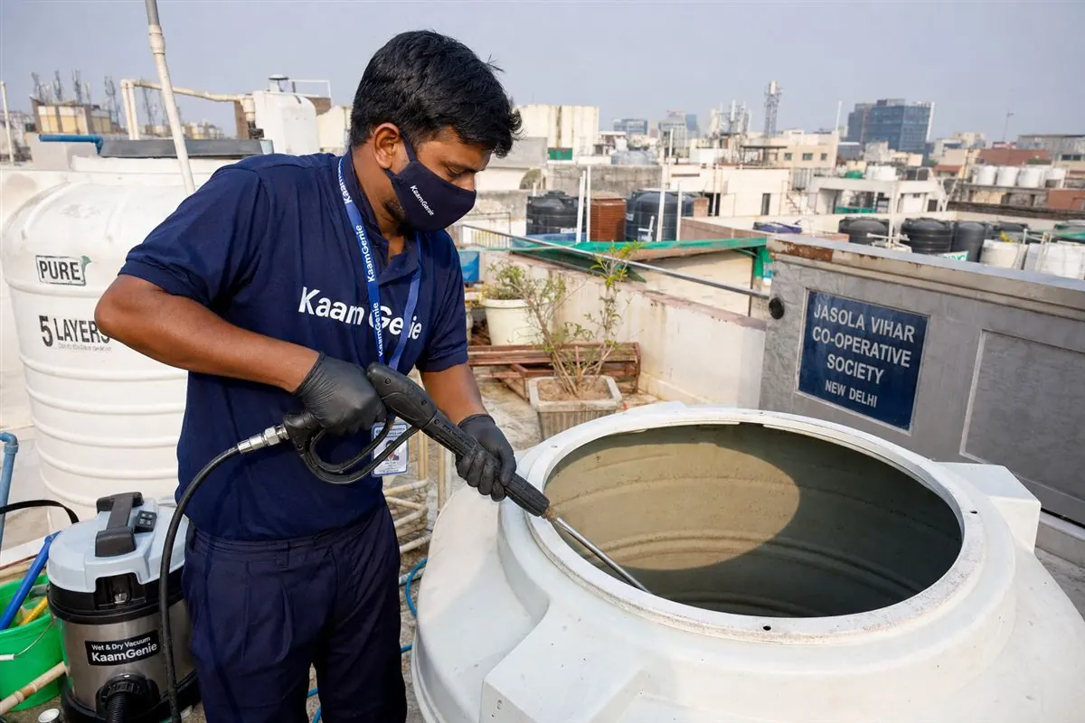 KaamGenie crew cleaning a overhead (rooftop) tank in Jasola, Delhi