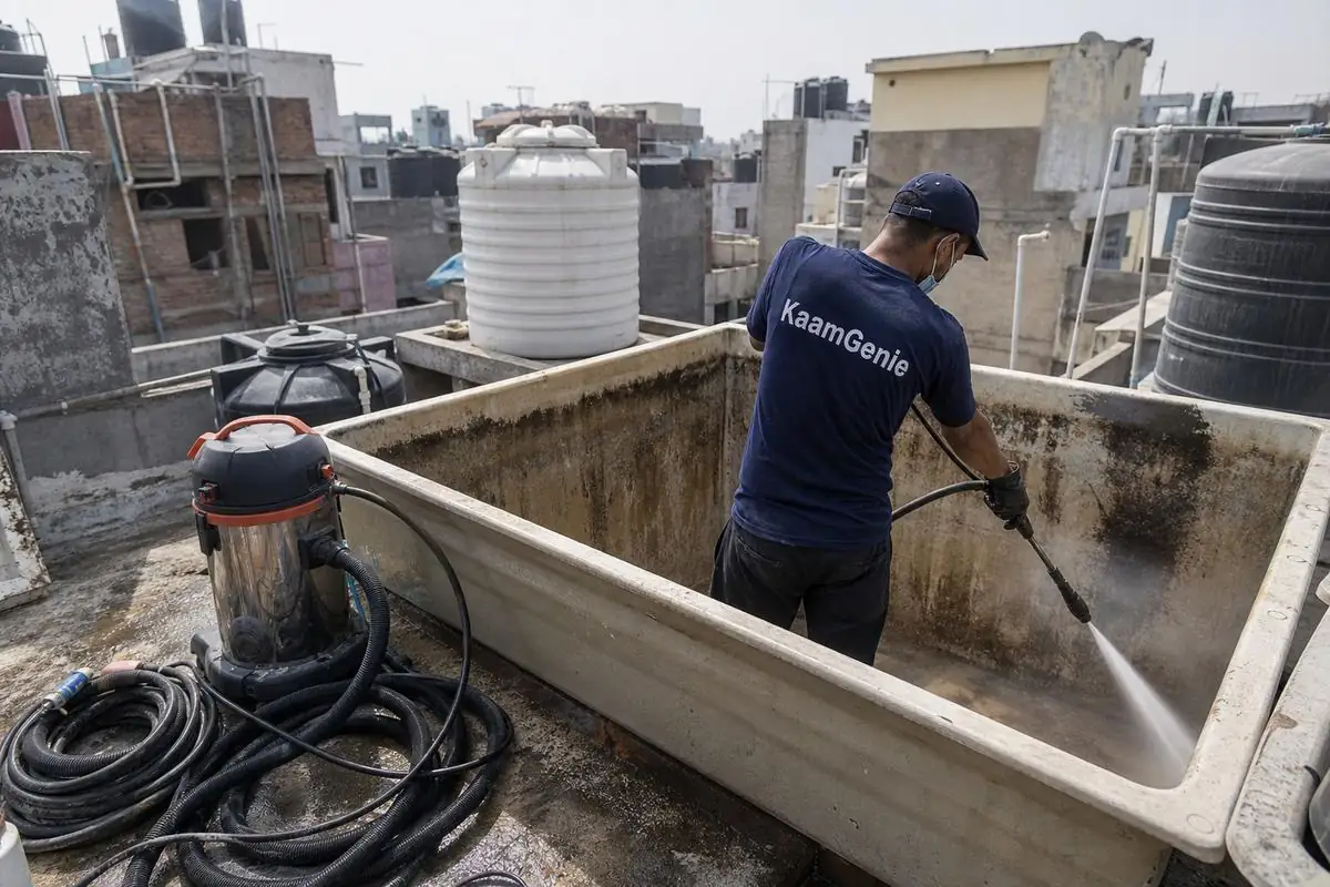 KaamGenie crew cleaning a overhead (rooftop) tank in Jawahar Nagar (Kamla Nagar), Delhi
