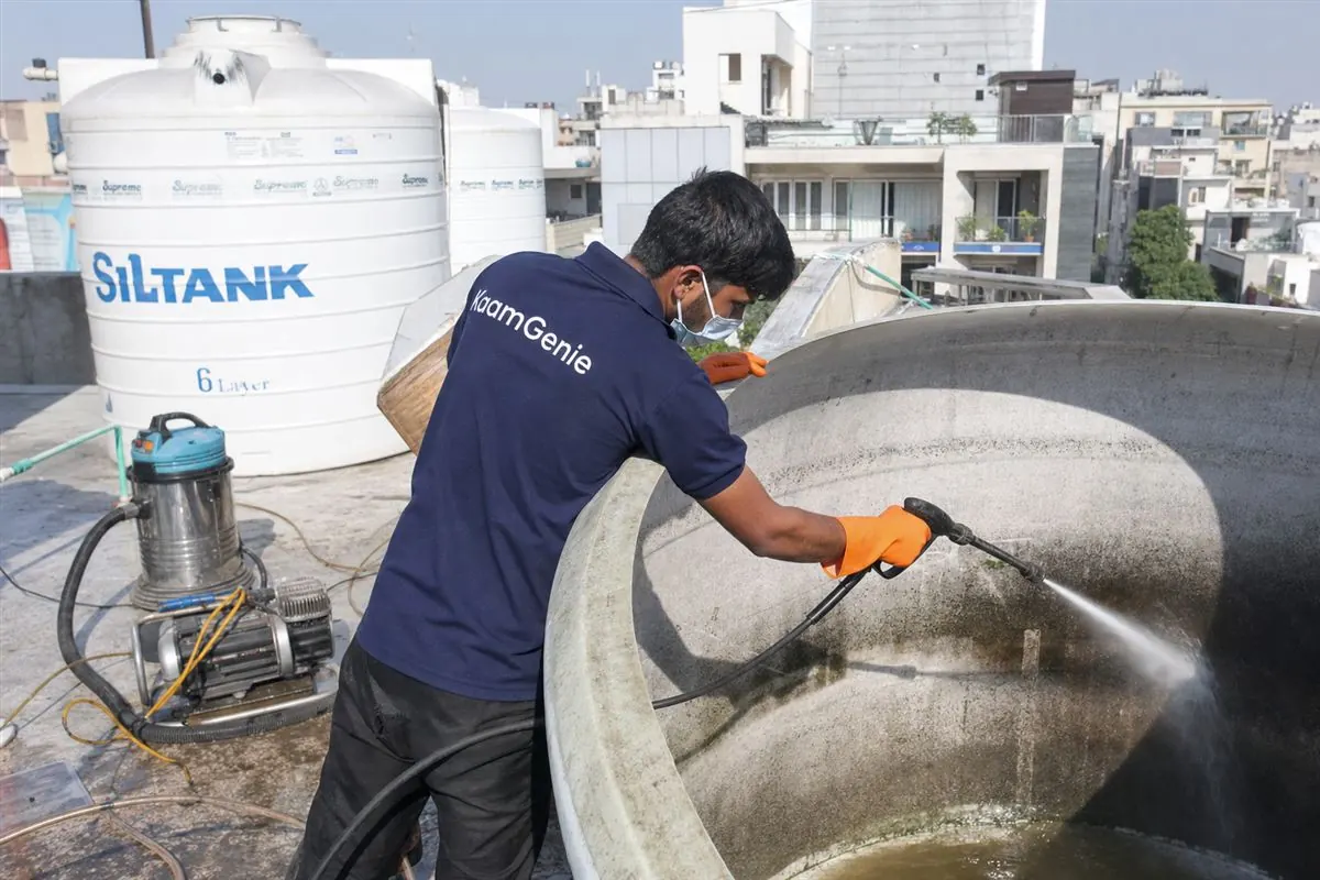 KaamGenie crew cleaning a overhead (rooftop) tank in Kalkaji, Delhi