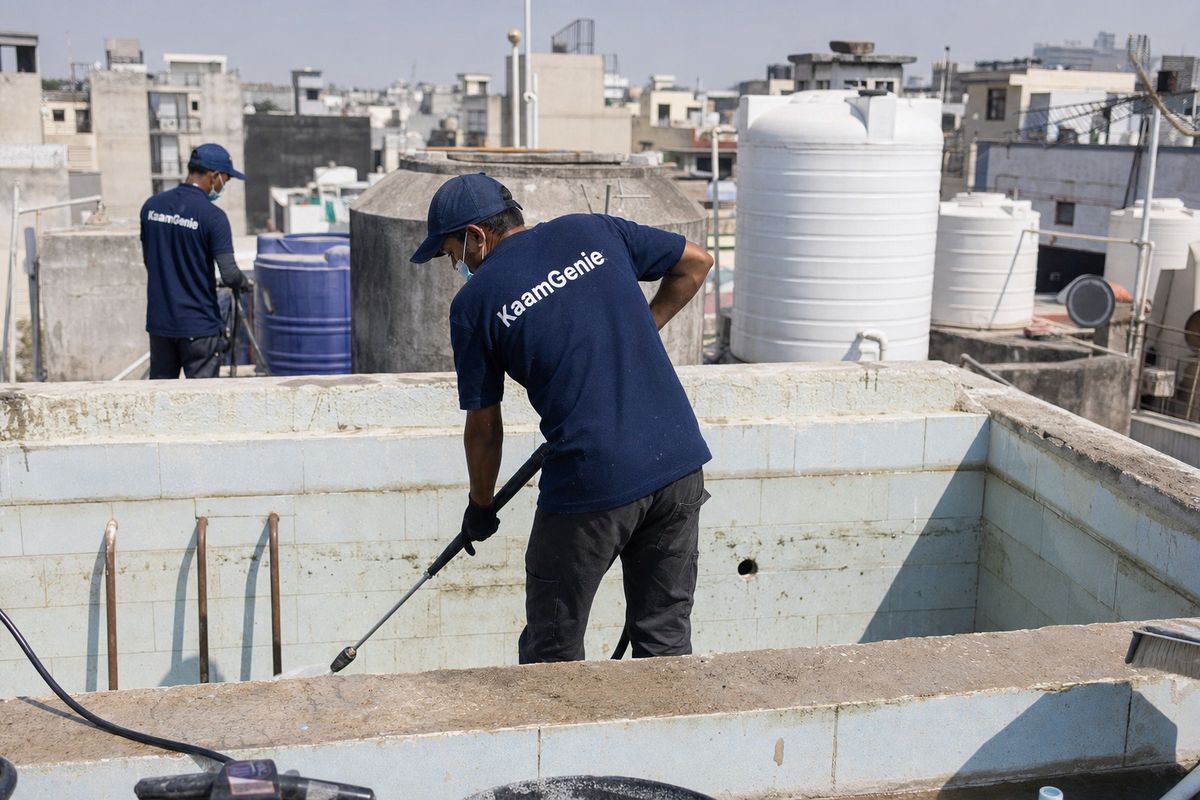 KaamGenie crew cleaning a overhead (rooftop) tank in Katwaria Sarai, Delhi