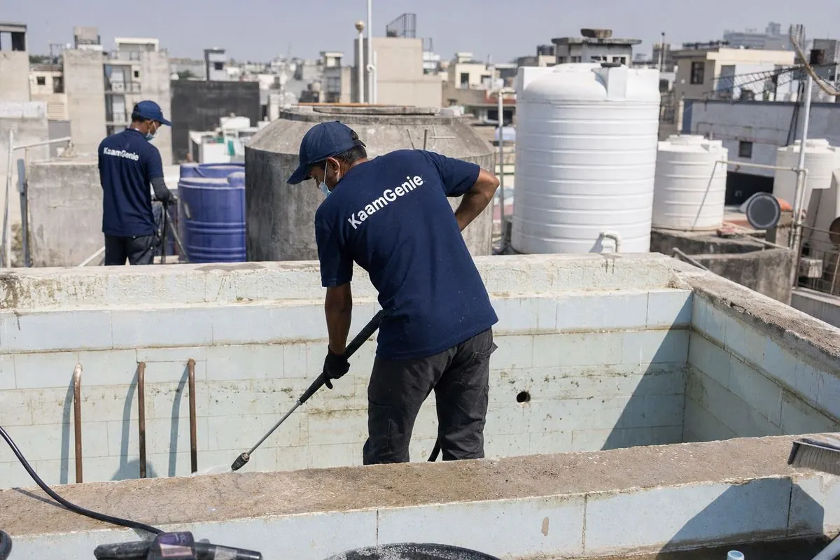 KaamGenie crew cleaning a overhead (rooftop) tank in Katwaria Sarai, Delhi