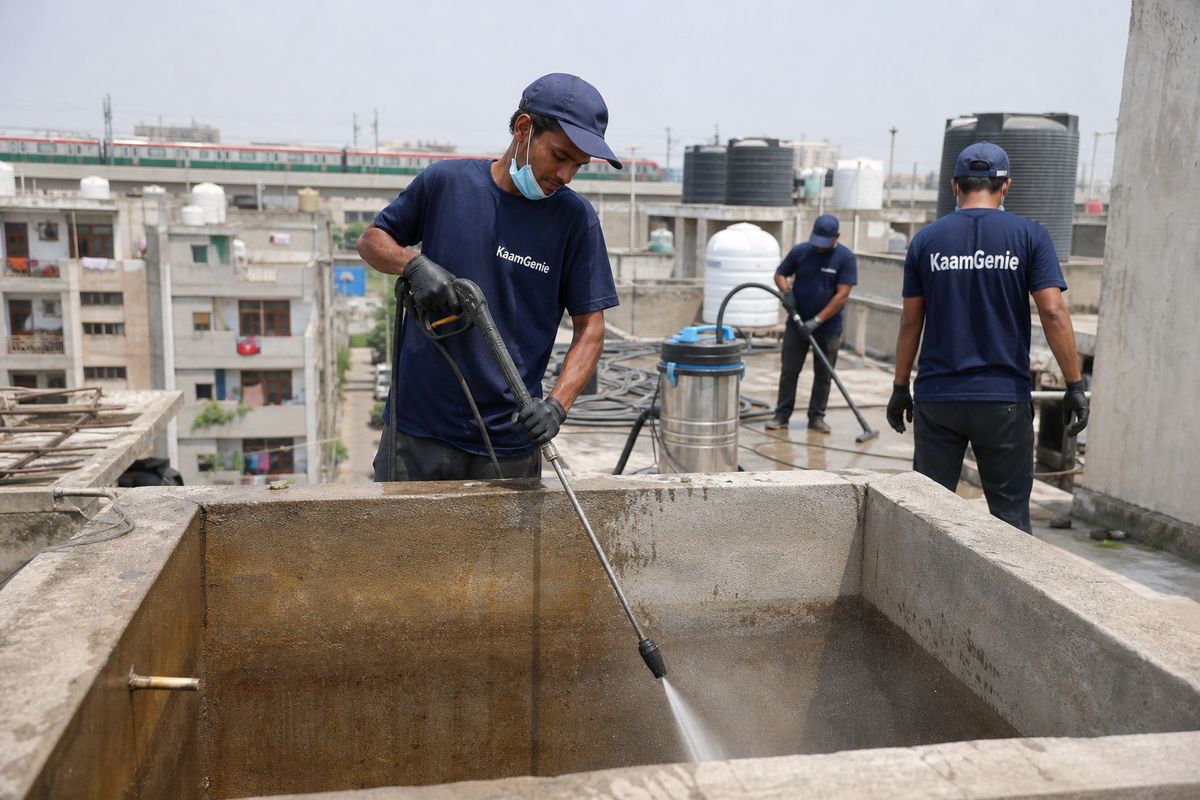 KaamGenie crew cleaning a overhead (rooftop) tank in Keshavpuram, Delhi