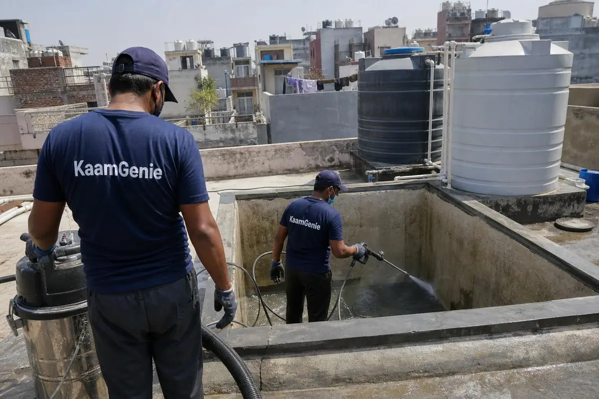 KaamGenie crew cleaning a overhead (rooftop) tank in Krishna Nagar (Safdarjung), Delhi
