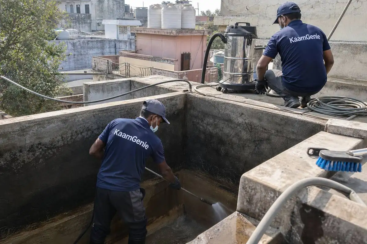 KaamGenie crew cleaning a overhead (rooftop) tank in Lodhi Colony, Delhi