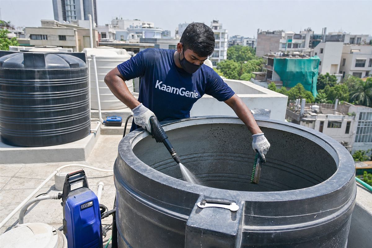 KaamGenie crew cleaning a overhead (rooftop) tank in Maharani Bagh, Delhi