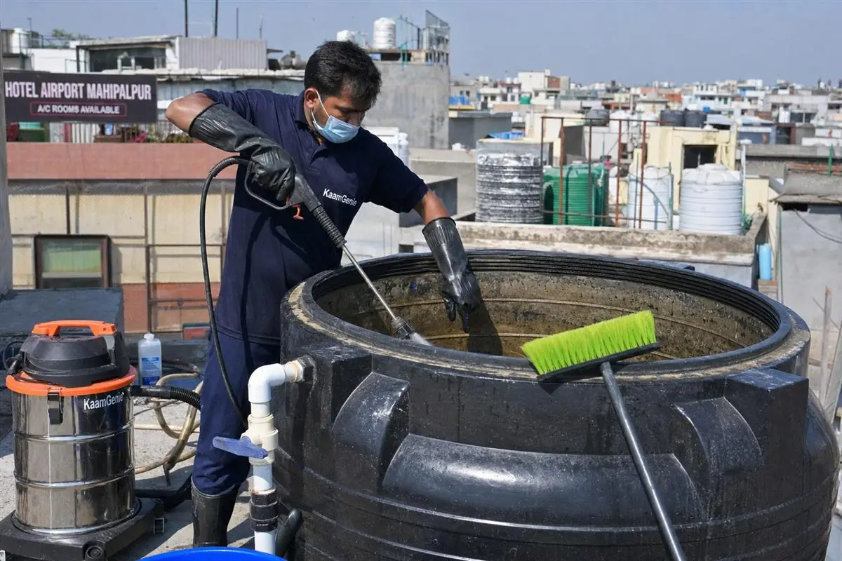 KaamGenie crew cleaning a overhead (rooftop) tank in Mahipalpur, Delhi