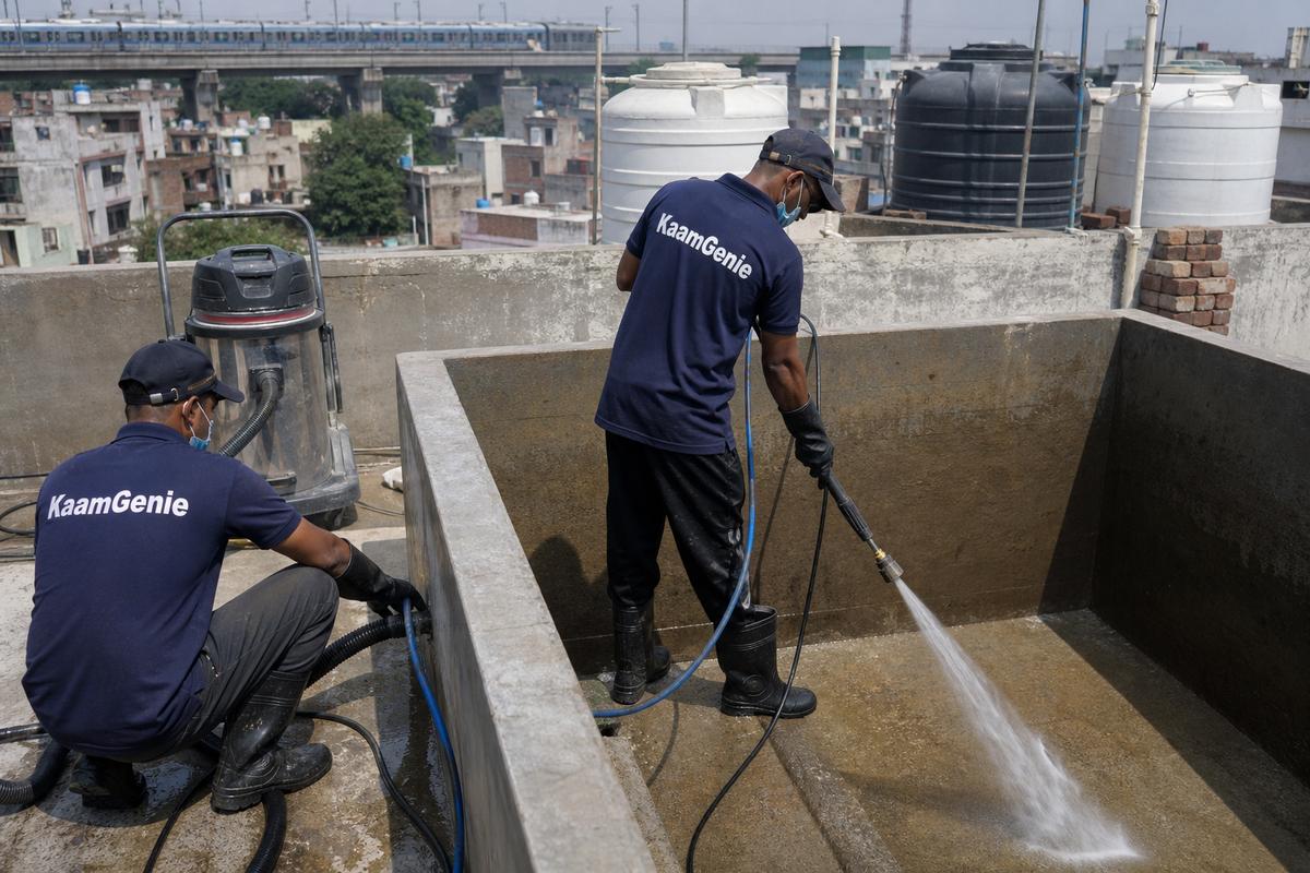 KaamGenie crew cleaning a overhead (rooftop) tank in Maujpur, Delhi