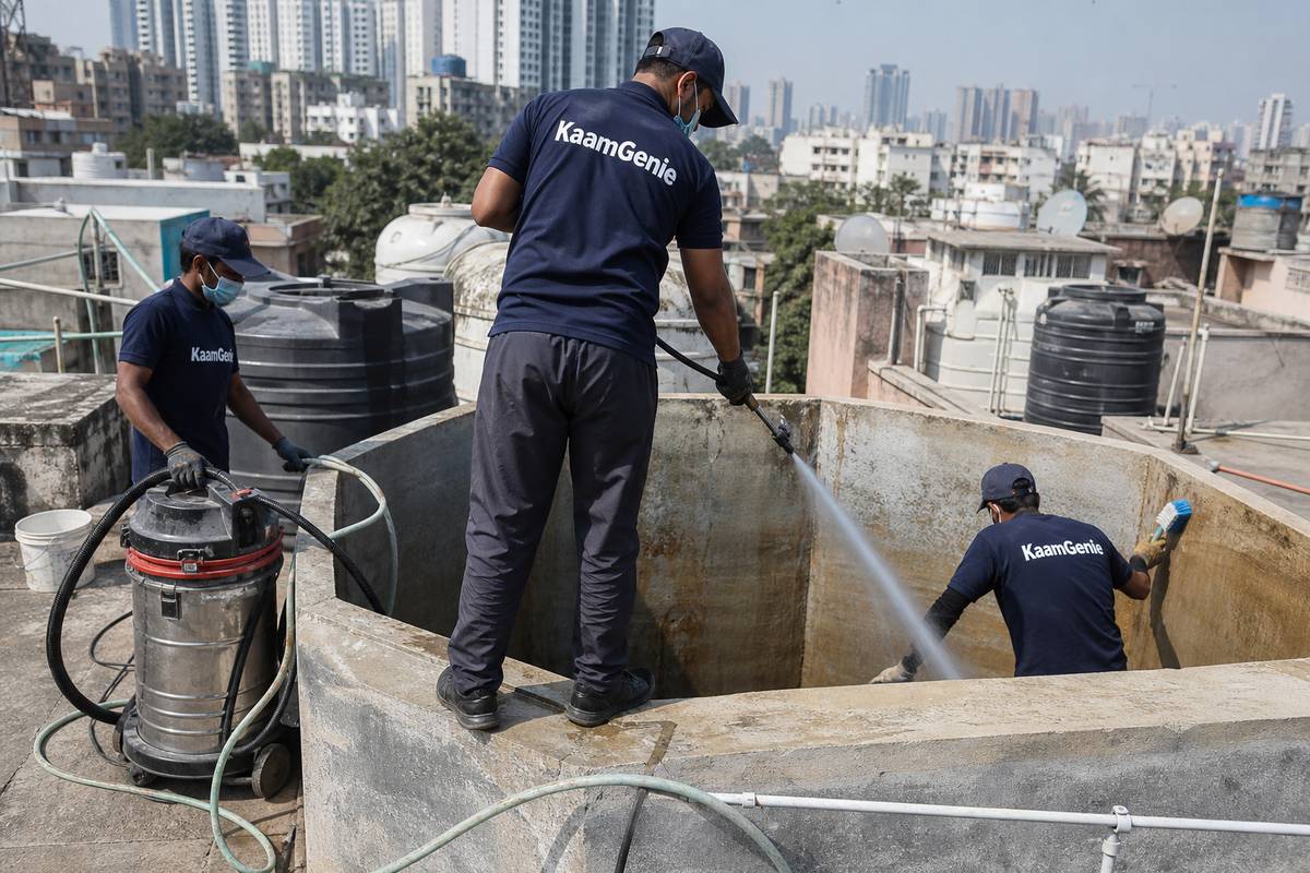 KaamGenie crew cleaning a overhead (rooftop) tank in Mayur Vihar Phase 3, Delhi