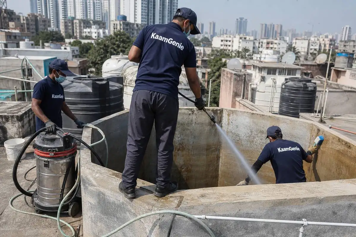 KaamGenie crew cleaning a overhead (rooftop) tank in Mayur Vihar Phase 3, Delhi