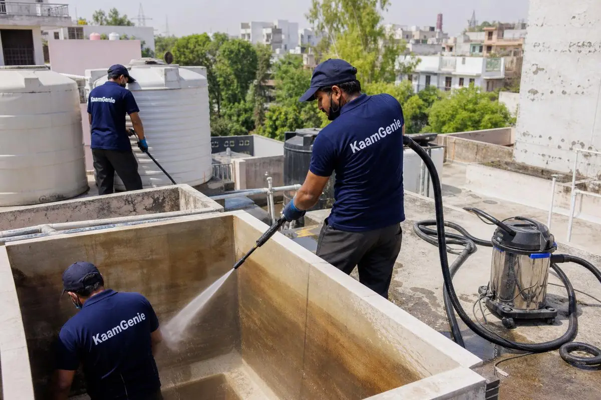 KaamGenie crew cleaning a overhead (rooftop) tank in Navjeevan Vihar, Delhi