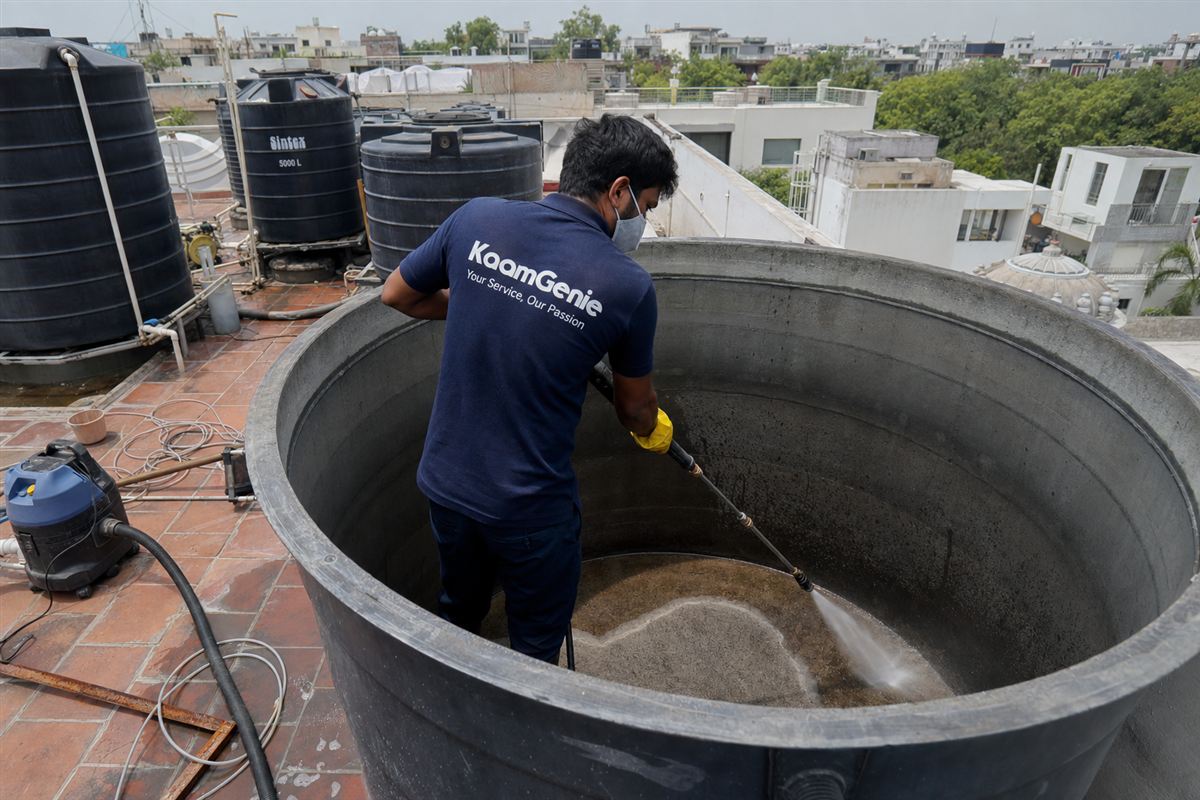 KaamGenie crew cleaning a overhead (rooftop) tank in New Friends Colony, Delhi