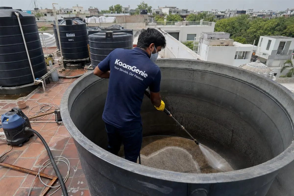 KaamGenie crew cleaning a overhead (rooftop) tank in New Friends Colony, Delhi
