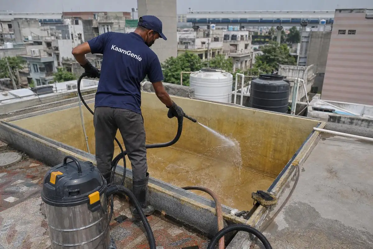 KaamGenie crew cleaning a overhead (rooftop) tank in Nirman Vihar, Delhi