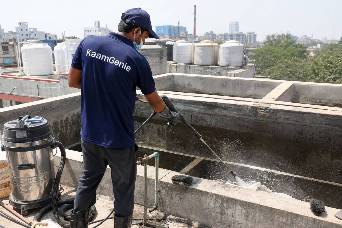 KaamGenie crew cleaning a overhead (rooftop) tank in Patparganj, Delhi