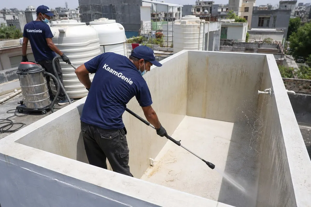 KaamGenie crew cleaning a overhead (rooftop) tank in Prashant Vihar, Delhi