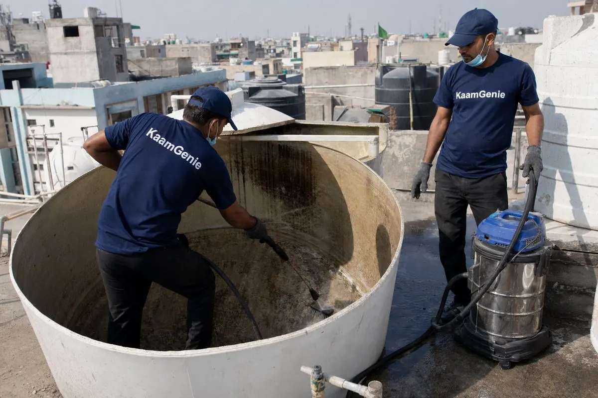 KaamGenie crew cleaning a overhead (rooftop) tank in Pul Prahladpur, Delhi