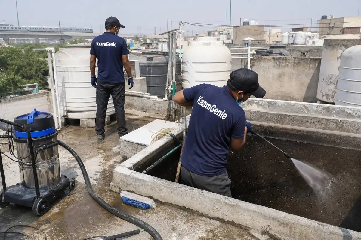 KaamGenie crew cleaning a overhead (rooftop) tank in Rajouri Garden, Delhi