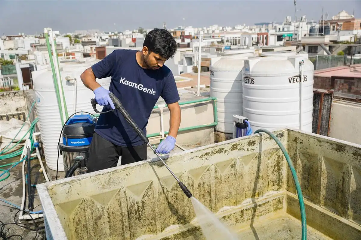 KaamGenie crew cleaning a overhead (rooftop) tank in Safdarjung Enclave, Delhi