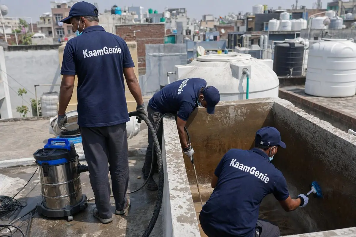 KaamGenie crew cleaning a overhead (rooftop) tank in Sagarpur, Delhi