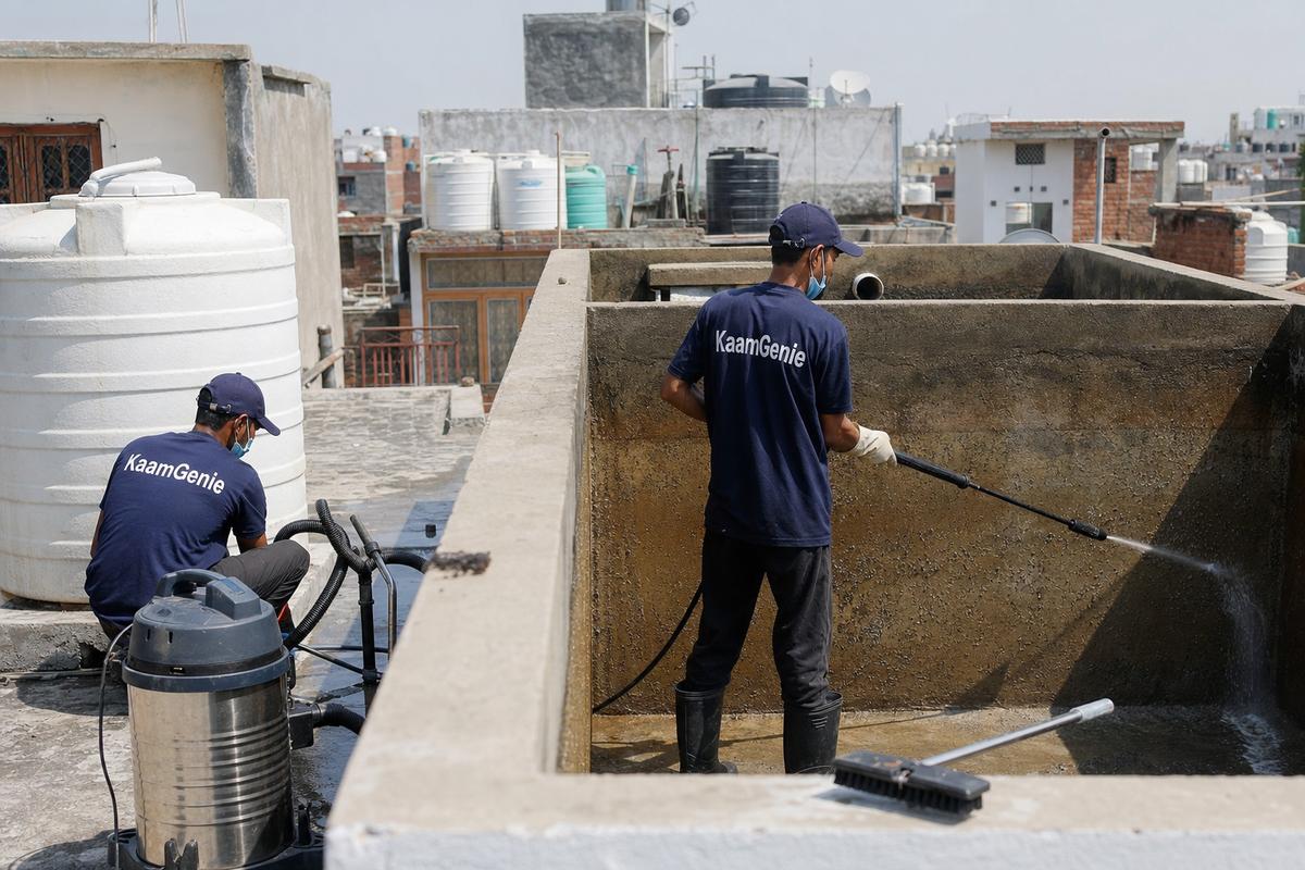 KaamGenie crew cleaning a overhead (rooftop) tank in Sangam Vihar Extension, Delhi